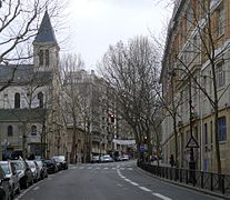 L'avenue Simon-Bolivar au niveau de l'église Saint-Georges de la Villette.