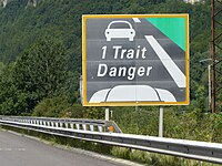 Utilisation du panneau SR2b sur une autoroute avec la mention (1 Trait Danger)