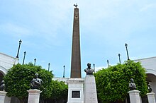 Photographie du monument en l'honneur des bâtisseurs du canal de Panama. Le buste d'Armand Reclus y figure à la gauche de celui, central, de Ferdinand de Lesseps.