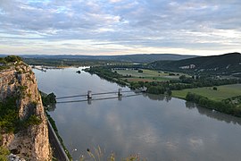 Vue vers le sud depuis la rive gauche du Rhône. Le Pont du Robinet est au centre, en bas à gauche se trouve la voie ferrée et en arrière-plan le canal de Donzère-Mondragon (2016)