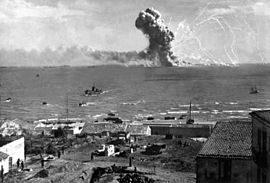 פלישת בעלות הברית לסיציליה - אוניית הליברטי האמריקנית "רוברט רואן" עולה באש לאחר שנפגעה ממפציץ גרמני במפרץ ג'לה