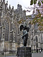 La face sud de la nef et la croisée du transept avec sa tour-lanterne. Les baies de la nef sont surmontées de pignons typiques du style gothique brabançon.