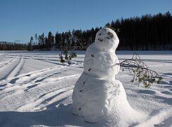 Bonhomme de neige sur le lac Saimaa gelé.