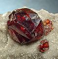 来自中国湖南省的宝石级双晶樱桃红色闪锌矿晶体（1.8 cm）