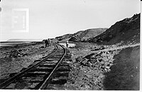 Tendido y nivelamiento de las vías con Punta Piedras de fondo.