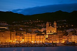 Hamnen i Bastia med kyrkan Saint Jean-Baptiste i bakgrunden