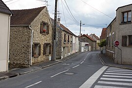 Vue d'un centre-ville avec des maisons bâties en meulière typique de l'Île-de-France.