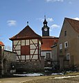 Kirche mit Ausstattung, Kirchhof mit Einfriedung und Eingangsportal