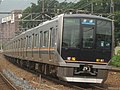 207系の後継車として登場した321系。207系と異なる色の帯が巻かれ、207系や一時期京阪神緩行線に戻った205系0番台もこの帯色が使用された。
