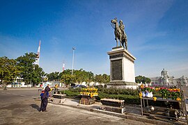 Statue du roi Rama V devant le Palais Ananta Samakhom, palais construit en 1915