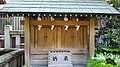 疫神社、疱瘡神社(北から見る、写真の左が疫神社、右が疱瘡神社)