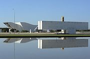 O Museu da Cidade, a frente, e o Panteão da Pátria, ao fundo.