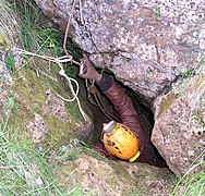 Sortie étroite de l'aven de Baume Fromagère, Saint-Pierre-des-Tripiers, Lozère, France.