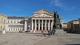 Reconstrucción del Teatro Nacional (1823-1825), Max-Joseph-Platz, Múnich. Reconstruido tras los daños de la II Guerra Mundial.