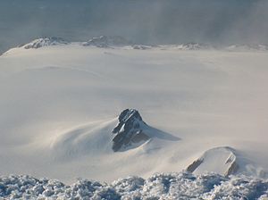 Das Balkan-Schneefeld mit dem Castillo-Nunatak (Vordergrund) und dem Gipfel von Mount Friesland (Hintergrund)