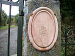 Sur les piliers du portail sont placées deux plaques de forme ovale en marbre rose, au centre est gravé le blason de la famille de Binos (la roue du supplice de sainte Catherine d'Alexandrie surmontée d'un cygne).