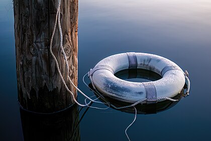 Boia salva-vidas coberta de gelo presa a uma estaca de madeira no lago Siskiyou, norte da Califórnia, Estados Unidos. É um lago artificial formado pela barragem de gravidade Box Canyon no rio Sacramento, perto da cidade de Mount Shasta. É o local de recreação local, além de ser usado para proteção de bacias hidrográficas e controle de enchentes. (definição 5 293 × 3 541)