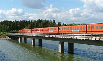 Une rame de métro à Helsinki, en Finlande sur le pont Vuosaari. (définition réelle 700 × 420*)