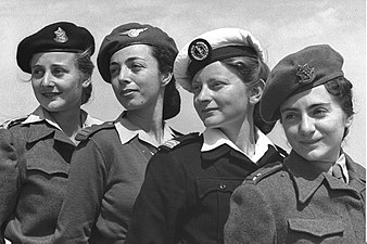 4 קצינות בשנת 1950 עם כומתות ותגי כובע של תותחנים, חיל האוויר, חיל הים וצה"ל