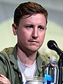 Johnny Pemberton interprète Bo Derek Thompson.