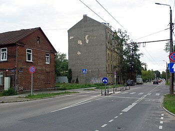 У перекрёстка с улицей Виляну