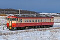 国鉄一般色に塗装されたキハ40-1766（2022年2月23日 大楽毛駅 - 庶路駅間）