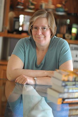 Lois McMaster Bujold yn 2009.