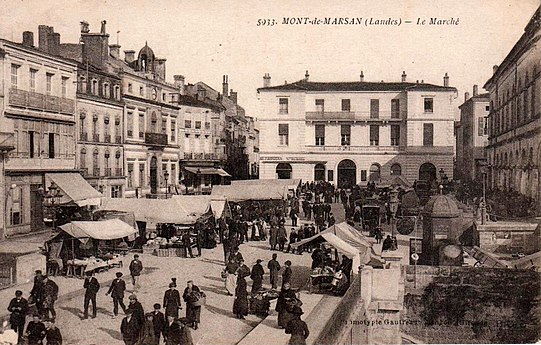 Marché sur la place entre l'ancien château vicomtal (emplacement de l'actuel théâtre à droite) et de l'ancienne mairie (bâtiment au clocheton à gauche).