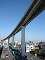 扇大橋駅から荒川へ至る地点の高架橋。ロウソクのような支柱は堅固な基礎で保持されている（2012年5月）