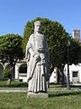 Estatua de Afonso X nos xardíns do convento.