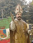 Statue de saint Sabin de Plaisance (avant la restauration d'octobre 2015), vénérée dans l'église de Caselle Landi, Italie, avec le gonfanon municipal.