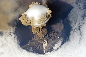 הר הגעש סארייצ'ב מתפרץ ב-2009.