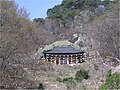 L'ingresso al tempio; la rotonda è coperta da una collina erbosa sullo sfondo