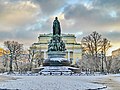 La statue et le Théâtre Alexandra sous la neige.