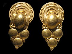 Boucles d'oreilles en grappes de raisin (inv. 13502, 13503)