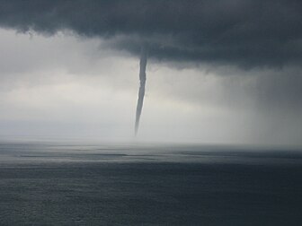 Trombe marine photographiée depuis le pont Rion-Antirion, en Grèce, le 15 décembre 2007. (définition réelle 1 024 × 768)