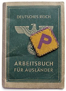 Document d'identité Arbeitsbuch Für Ausländer (Manuel pour les étrangers) délivré à un travailleur forcé polonais en 1942 avec un écusson « P » que les Polonais devaient porter attaché à leurs vêtements.