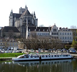 Chevet de la cathédrale. À l'avant-plan, l'Yonne et le port de plaisance. Au second plan, la préfecture de l'Yonne, ancien palais épiscopal avec sa célèbre galerie romane.