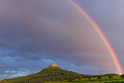 O Castelo de Hohenzollern sob um arco-íris. O castelo, 50 km ao sul de Estugarda, Alemanha, é a sede da Casa de Hohenzollern, que surgiu na Idade Média e eventualmente se tornou a casa imperial alemã. (definição 4 800 × 3 200)