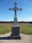 Calvaire situé dans le cimetière.