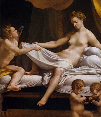 Peinture (fond foncé). sur un lit recouvert d’un drap blanc, une femme nue est assise, le haut des jambes recouvert par le drap. Deux bébés nus, de profil, se tiennent assis en bas à droite, devant le lit. Un enfant nu, de profil, assis au bord du lit à gauche, fait face à la femme.