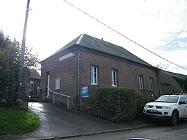 The town hall and school in Cressy-Omencourt