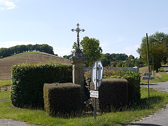 Croix en bordure de la D504.