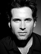 Eion Bailey interprète David Kenyon Webster