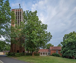 Friedenskirche Göttingen am Rande der ehemaligen Pfalz Grona. Im Turm-Erdgeschoss befindet sich ein Gedenkraum für die Pfalz (2022)