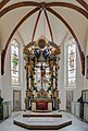 Chor mit Altar und Glasfenstern