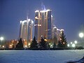 Les nouvelles tours d'habitation de Ladya au bord de la Volga en hiver
