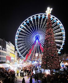 Photo de la grande roue de Noël avec en arrière-plan, la colonne de la Déesse.