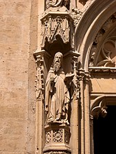 Escultura gótica de Ramon Llull en la portada.