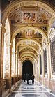 L'accès à l'appartement des audiences : la loge du deuxième étage du palais apostolique du Vatican (aile Nord - Palais de Grégoire XIII), vue depuis l'entrée de la salle Clémentine vers l'entrée de la chapelle Redemptoris Mater et le palier des ascenseurs.